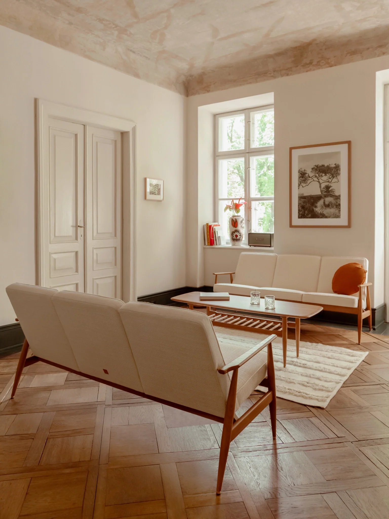 366-Concept-Pion-Fox-3-Seater-W03-Coco-Creme-Fox-3-Seater-W03-Marble-White-Table-Jamnik-W03-mood_2048x2048